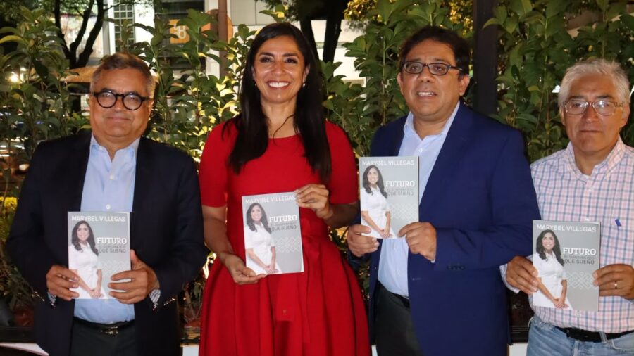 Marybel Villegas acompañada por asistentes durante la presentación de su libro sobre Quintana Roo