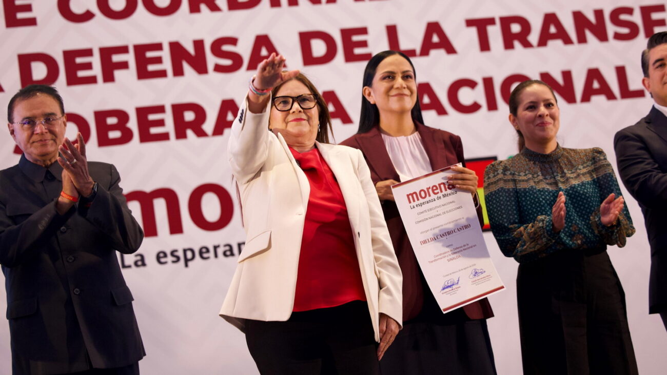 Imelda Castro saluda tras recibir su nombramiento como coordinadora estatal de Morena en Sinaloa