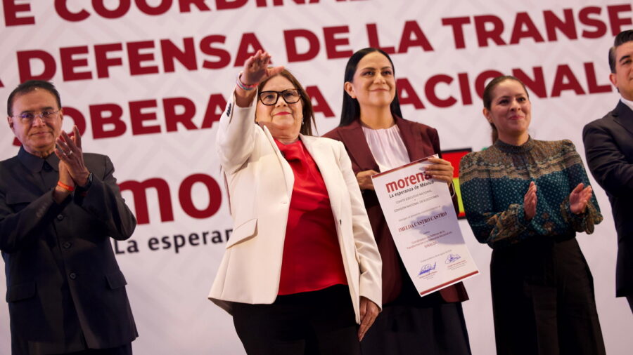 Imelda Castro saluda tras recibir su nombramiento como coordinadora estatal de Morena en Sinaloa