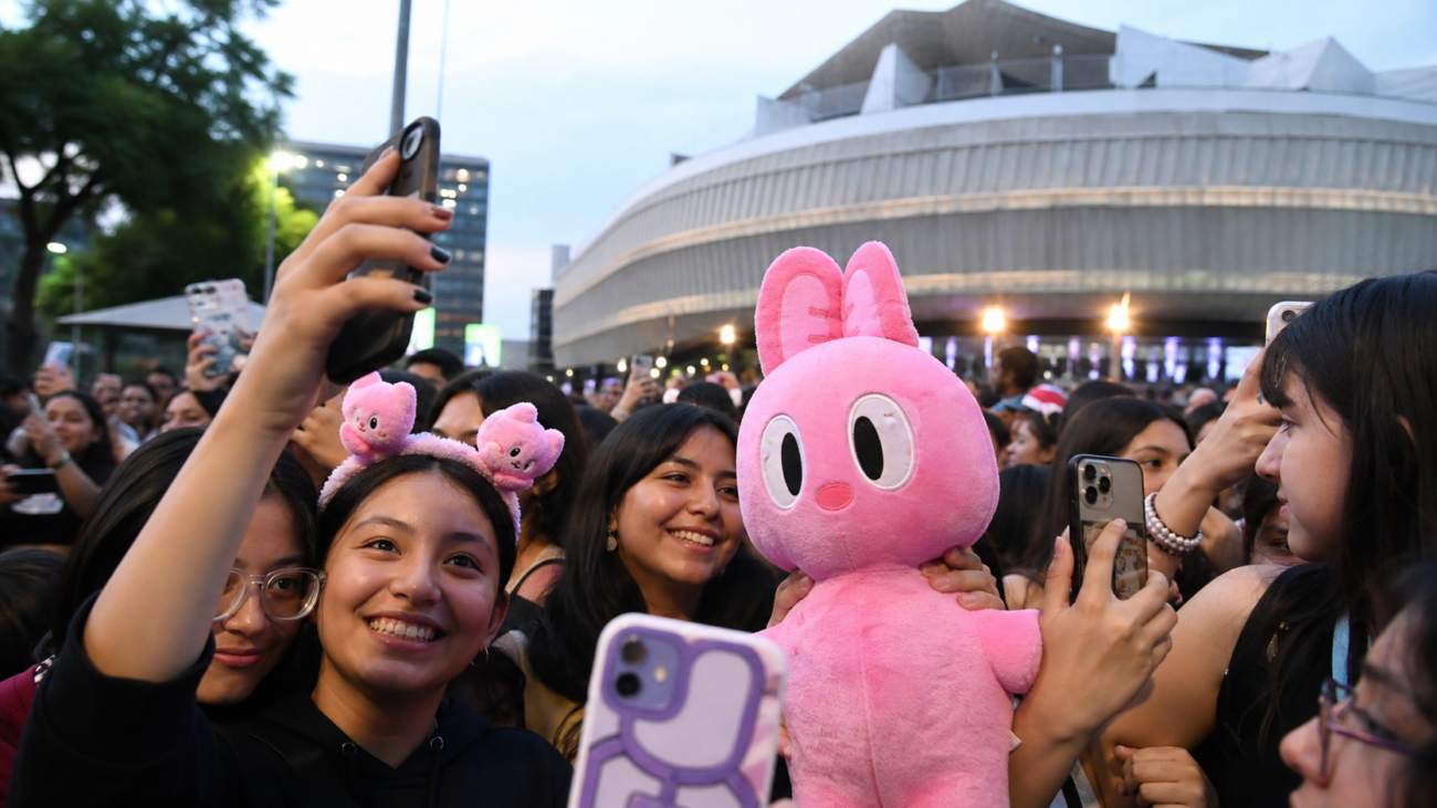 Fans recorren la Ciudad de México durante el fenómeno viral alrededor de un concierto