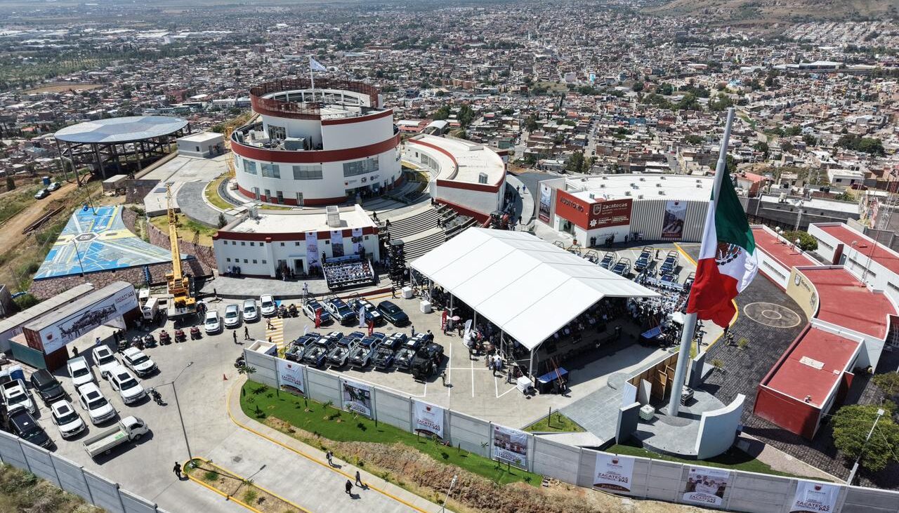 Vista aérea de un complejo de seguridad y la ciudad de Zacatecas, con bandera de México