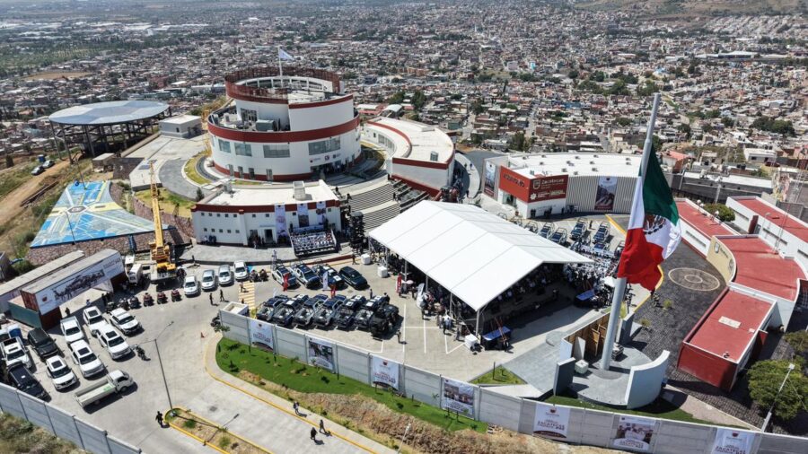 Vista aérea de un complejo de seguridad y la ciudad de Zacatecas, con bandera de México