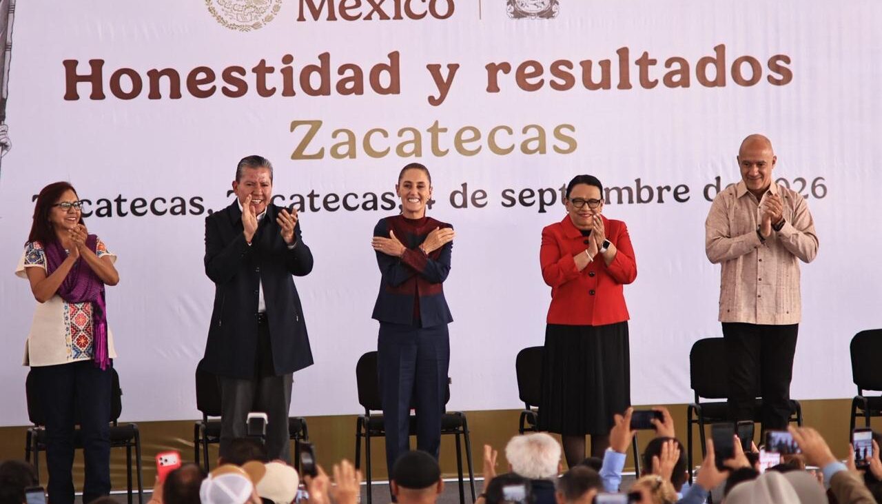 Claudia Sheinbaum y David Monreal aplauden durante la gira del Segundo Informe en Zacatecas