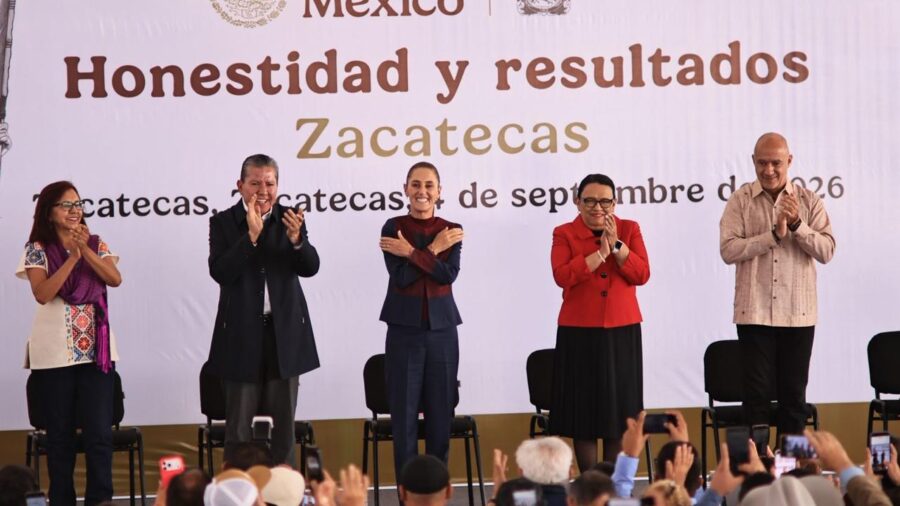 Claudia Sheinbaum y David Monreal aplauden durante la gira del Segundo Informe en Zacatecas