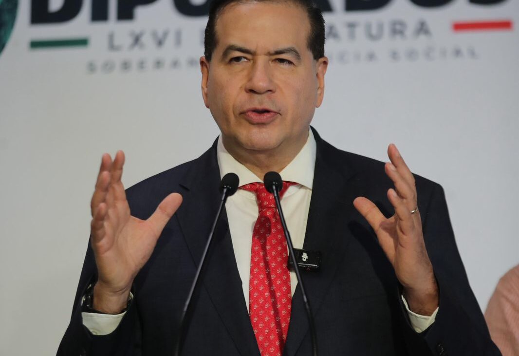 El diputado Ricardo Mejía habla ante medios en el Palacio Legislativo de San Lázaro